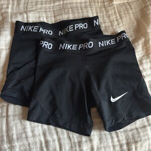 two pair girls nike pros